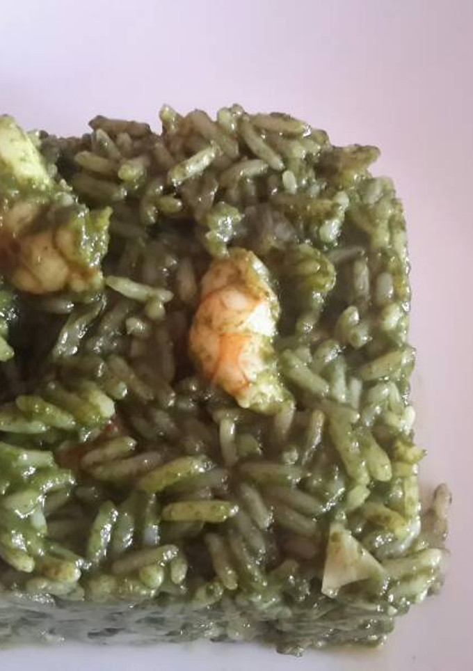 Una foto de Arroz verde con langostinos