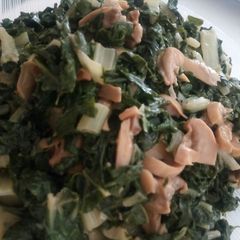 A picture of Mushroom in spinach.