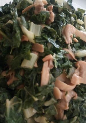 A picture of Mushroom in spinach.