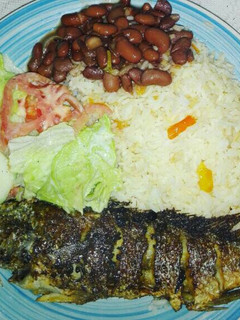 Una foto de Pescado con paprika frito, arroz en tomate Ají rojo, ensalada, ranc