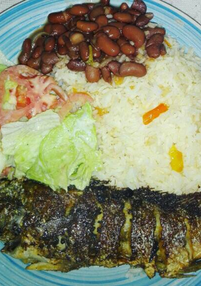 Una foto de Pescado con paprika frito, arroz en tomate Ají rojo, ensalada, ranc