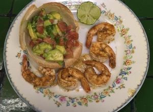 Una foto de Camarones con guacamole