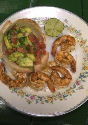 Una foto de Camarones con guacamole