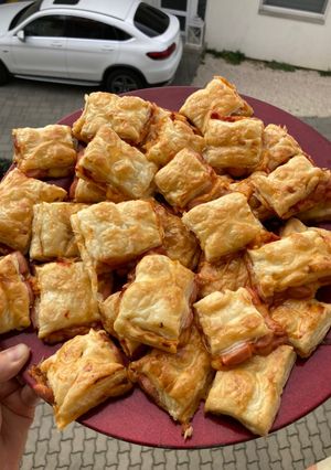 Egyszerű de nagyszerű pizzás virslis kocka recept fotója