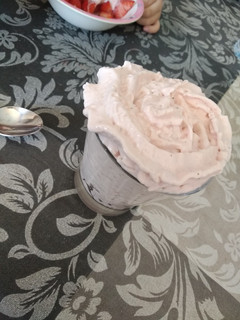 Una foto de Fresas con mousse de fresa y hierbabuena