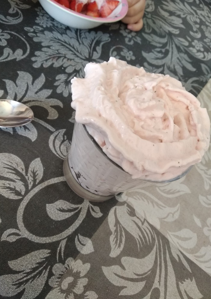 Una foto de Fresas con mousse de fresa y hierbabuena