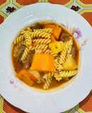 Guiso de fideos con carne y verduras