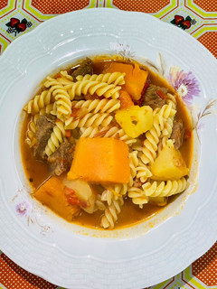 Una foto de Guiso de fideos con carne y verduras