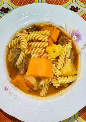 Una foto de Guiso de fideos con carne y verduras