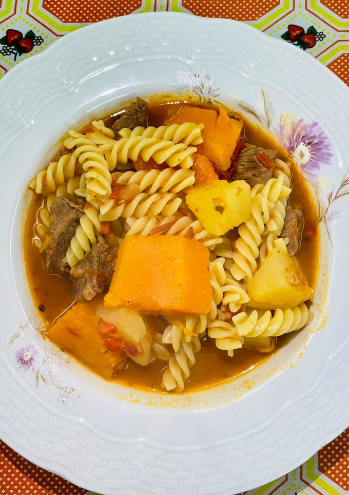 Una foto de Guiso de fideos con carne y verduras