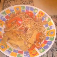 Una foto de Fideos orientales con brotes de bambú