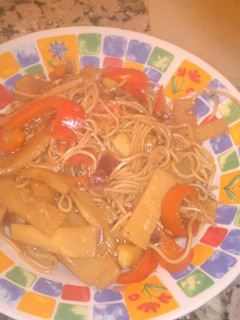 Una foto de Fideos orientales con brotes de bambú