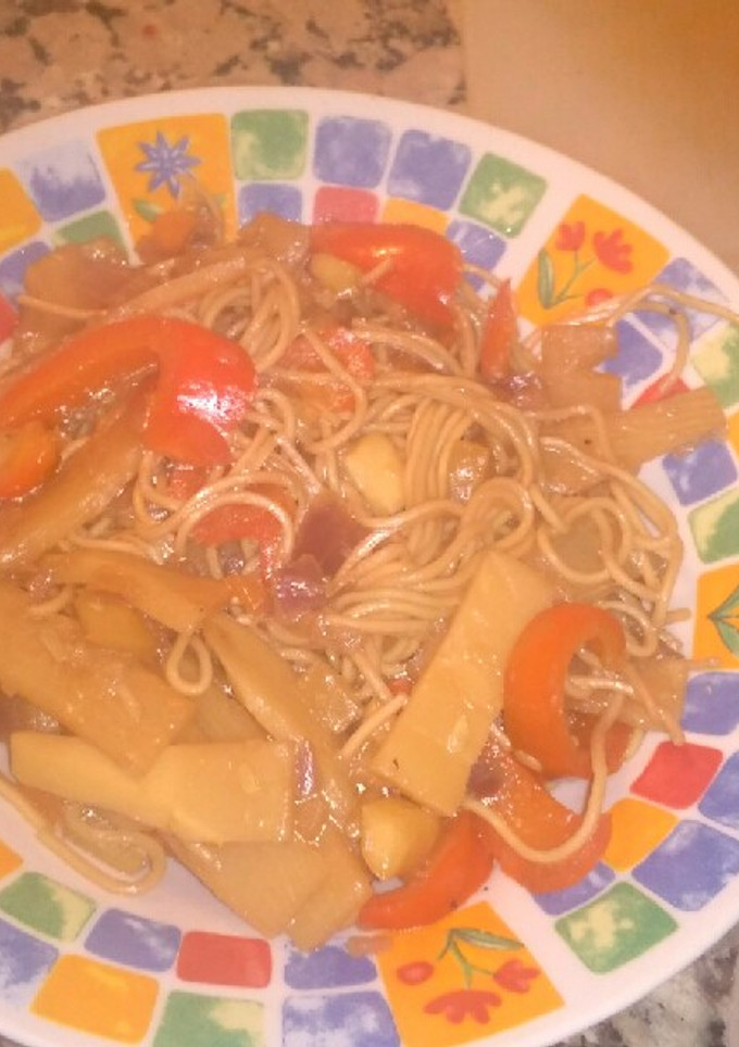 Una foto de Fideos orientales con brotes de bambú