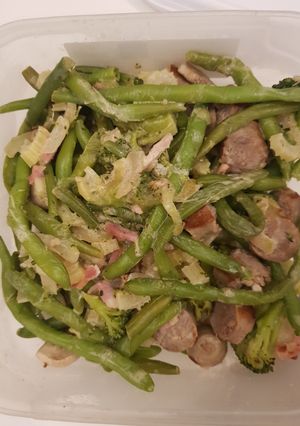 A picture of Sausage with green beans.