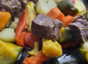 Una foto de Vacío de novillo con verduras al horno