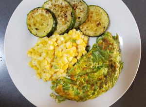 Una foto de Tortilla de porotos verdes con zapallo italiano dorado/salteado