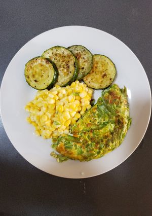 Una foto de Tortilla de porotos verdes con zapallo italiano dorado/salteado