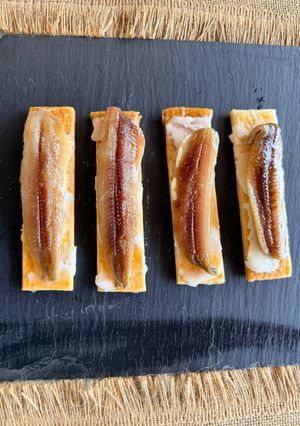 Foto principal de Hojaldre con Mantequilla Ahumada y Sardina