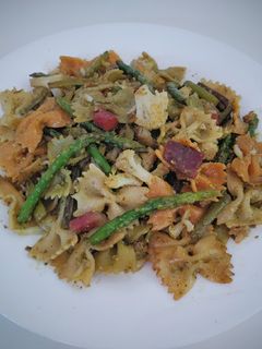 Una foto de Pasta al pesto con espárragos, coliflor y jamón