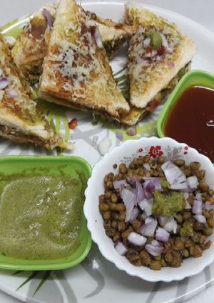 A picture of Moongi sandwich.