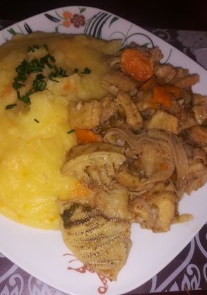 Una foto de Puré de papas y zanahoria y guatitas al jugó 😋
