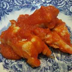Una foto de Patitas de cordero con tomate