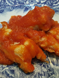 Una foto de Patitas de cordero con tomate