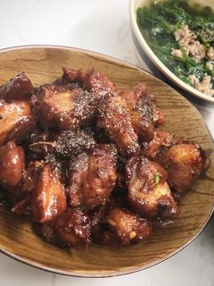 Hình của món Sườn non ram tiêu.