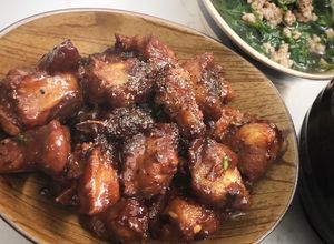 Hình của món Sườn non ram tiêu.