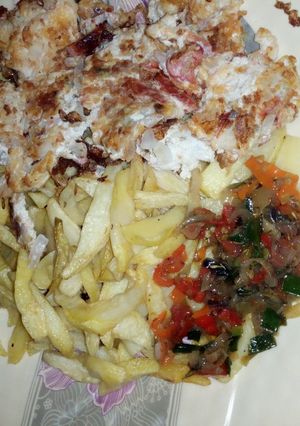 A picture of Chips & egg with sauce.