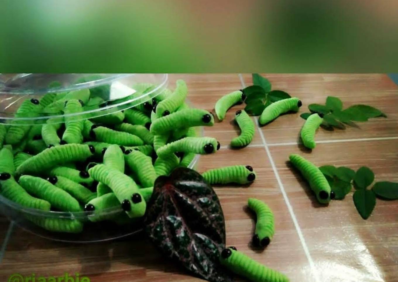 Kue Semprit Ulat Sagu