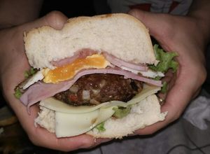 Una foto de Hamburguesas caseras a la parrilla. 🍔🔥