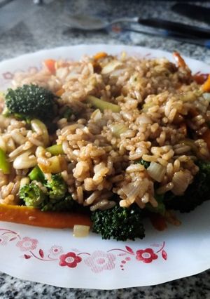Una foto de Salteado de verduras con arroz