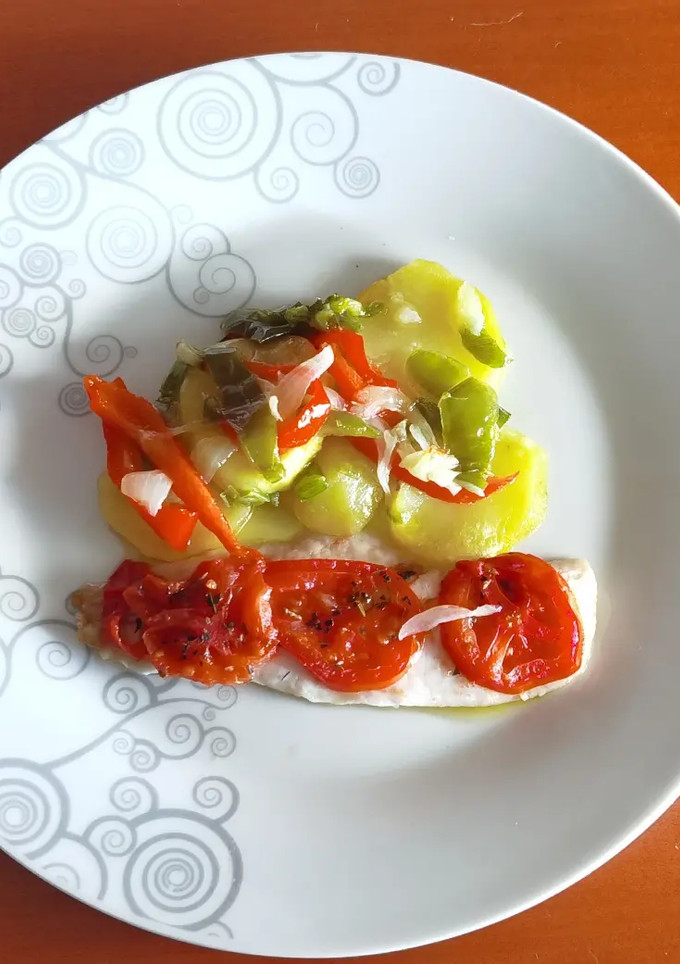 Una foto de Merluza con patatas panadera en el microondas
