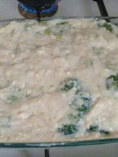Una foto de Brócoli con salsa blanca
