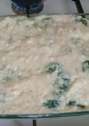Una foto de Brócoli con salsa blanca