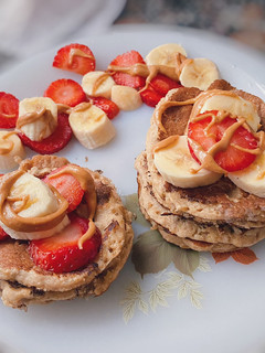 Una foto de Tortitas de avena y plátano fit (muy fácil) 🍌🍓