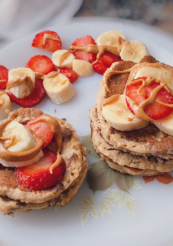 Una foto de Tortitas de avena y plátano fit (muy fácil) 🍌🍓