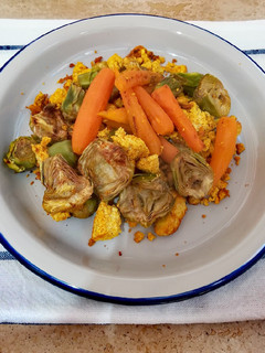 Una foto de Revuelto de tofu con alcachofas y zanahorias