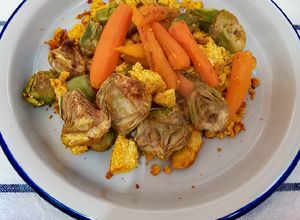 Una foto de Revuelto de tofu con alcachofas y zanahorias