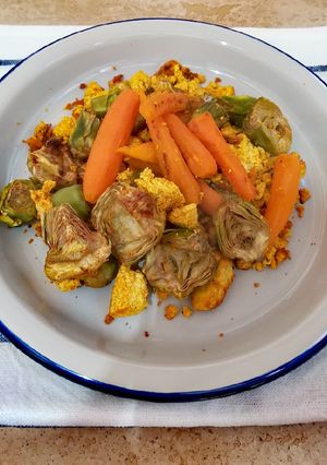 Foto principal de Revuelto de tofu con alcachofas y zanahorias