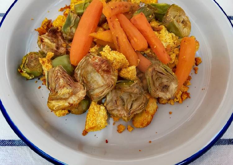 Revuelto de tofu con alcachofas y zanahorias