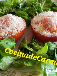 Una foto de Tomates rellenos de queso 🍅🍽