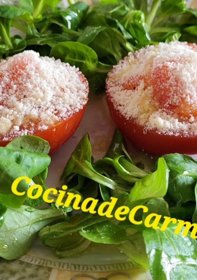 Una foto de Tomates rellenos de queso 🍅🍽