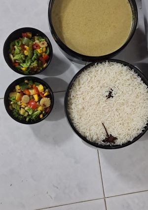 A picture of Rice withThai curry with veggies.