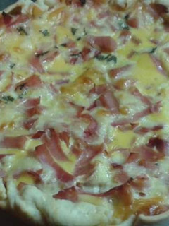 Una foto de Quiche de jamón, muzzarella y un toque de albahaca