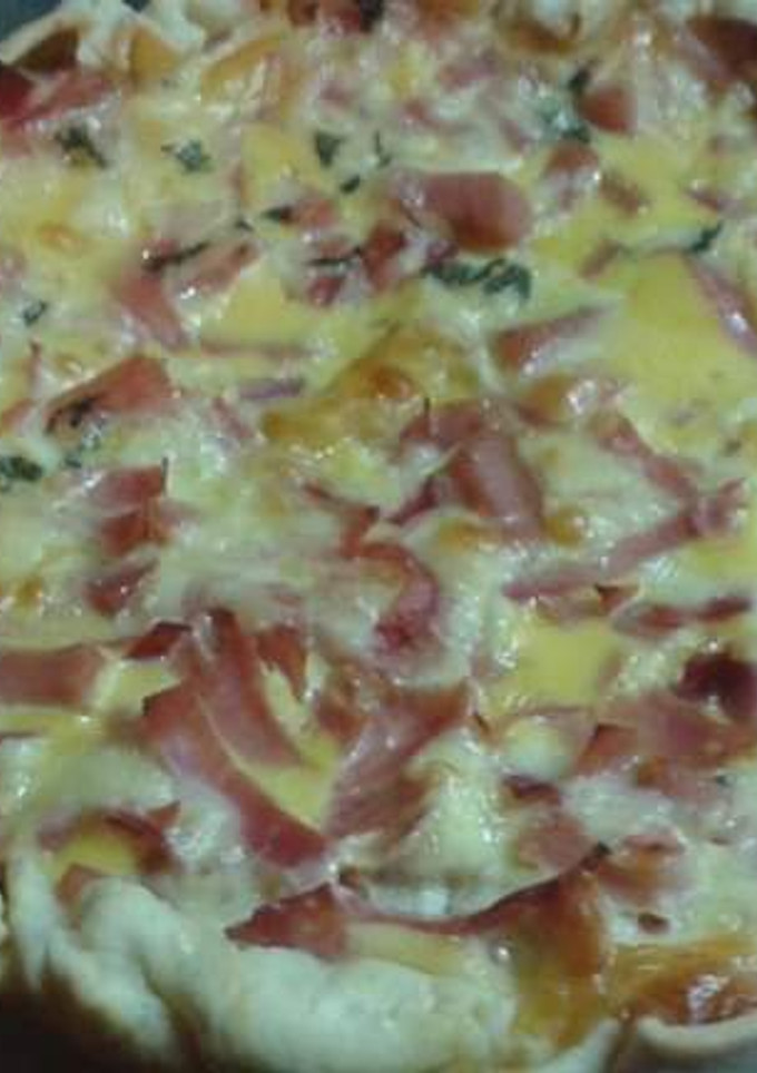 Una foto de Quiche de jamón, muzzarella y un toque de albahaca