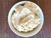 Una foto de humus de aguacate