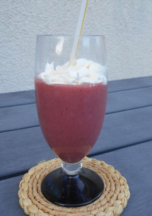Une photo de Smoothie fraises bananes chantilly