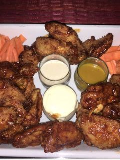 Una foto de BBQ wings (alitas bbq)